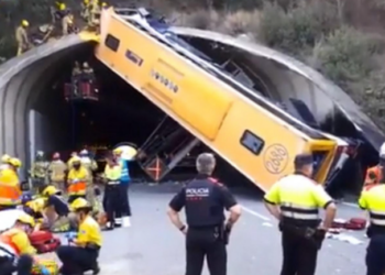 Aksident i frikshëm në Spanjë, përmbyset autobusi, plagosen rëndë 45 persona