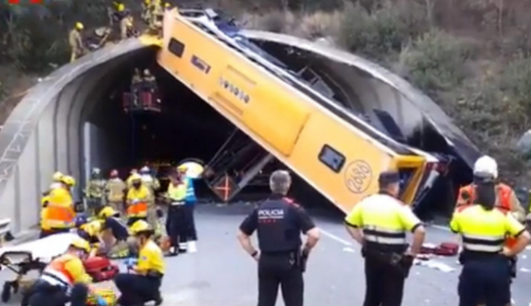 Aksident i frikshëm në Spanjë, përmbyset autobusi, plagosen rëndë 45 persona
