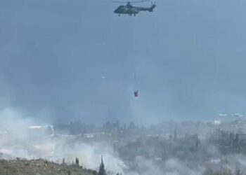 (VIDEO) Zjarr i madh në Dhërmi, ndërhyrje nga ajri me helikopter, rrezikohen 30 banesa