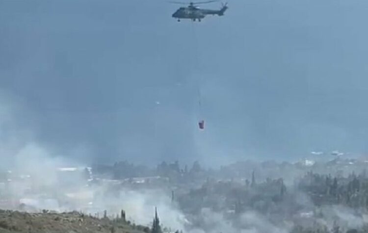 (VIDEO) Zjarr i madh në Dhërmi, ndërhyrje nga ajri me helikopter, rrezikohen 30 banesa