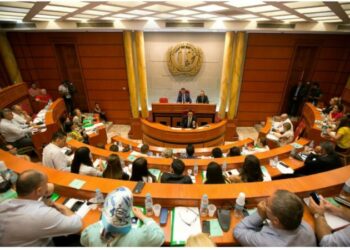 Përplasje në këshillin bashkiak, Tedi Blushi qëllon Erion Veliajn