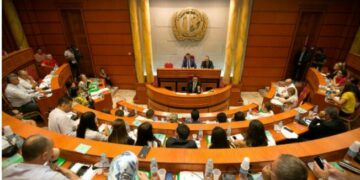 Përplasje në këshillin bashkiak, Tedi Blushi qëllon Erion Veliajn