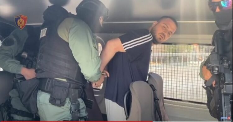 “Hiqi kamerat”/ Laert Haxhiu iu kërkon gazetarëve mos të filmojnë (VIDEO)