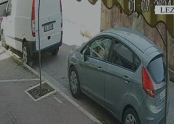 I dogjën makinën policit dhe ia futën vrapit, pranga dy të rinjve