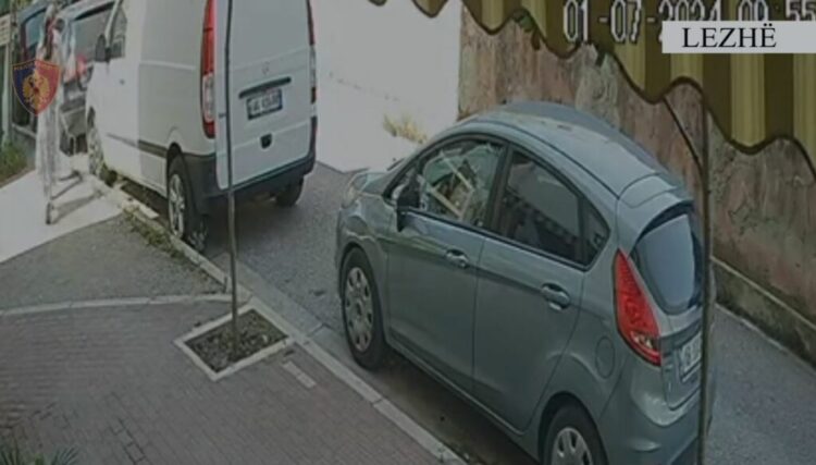 I dogjën makinën policit dhe ia futën vrapit, pranga dy të rinjve