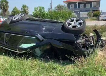 Aksident në Berat-Lushnje, makina me 4 persona në bord përfundon në kanal