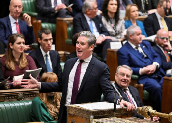 Kryeministri britanik betohet para parlamentit dhe mban fjalimin e parë! Rishi Sunak e uron