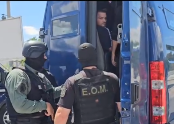 Ekstradimi i Laert Haxhiut/ Momenti kur i dënuari me burgim të përjetshëm i dorëzohet RENEA-s – VIDEO