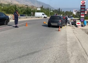 Aksident në Gjirokastër-Tepelenë, makina përplas 75-vjeçaren