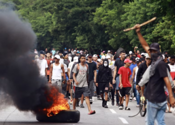 Venezuelasit përleshen me policinë pas rezultatit të kontestuar të zgjedhjeve