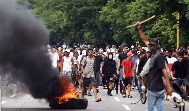 Venezuelasit përleshen me policinë pas rezultatit të kontestuar të zgjedhjeve
