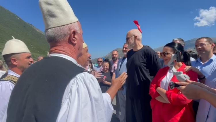 Video – Rama në Dukat për propagandë, pritet me këngë labçe