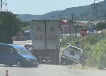 Aksident në Elbasan-Peqin, përplasen dy makina dhe një kamion