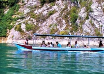 Transportonin turistë në liqenin e Komanit pa dokumentacion, procedohen 10 shtetas