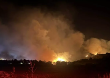 Ishujt grekë nën “pushtetin” e flakëve, evakuohen turistët e banorët