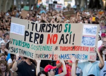 “Luksi juaj, mjerimi ynë”, mijëra qytetarë protestojnë kundër mbiturizmit në Spanjë