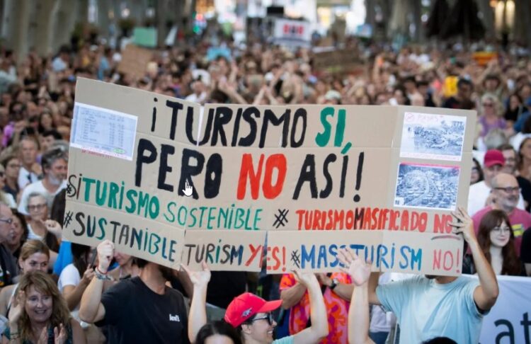 “Luksi juaj, mjerimi ynë”, mijëra qytetarë protestojnë kundër mbiturizmit në Spanjë