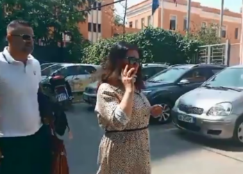 Skandali te Onkologjiku, gazetarët ‘thumbojnë’ mjeken Alketa Pere: “Qenke bërë e bukur sot” – Video