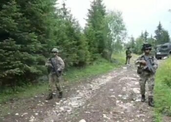 (VIDEO) Forcat e KFOR-it lëvizin në vijën e kufirit me Serbinë: Po patrullojmë rregullisht