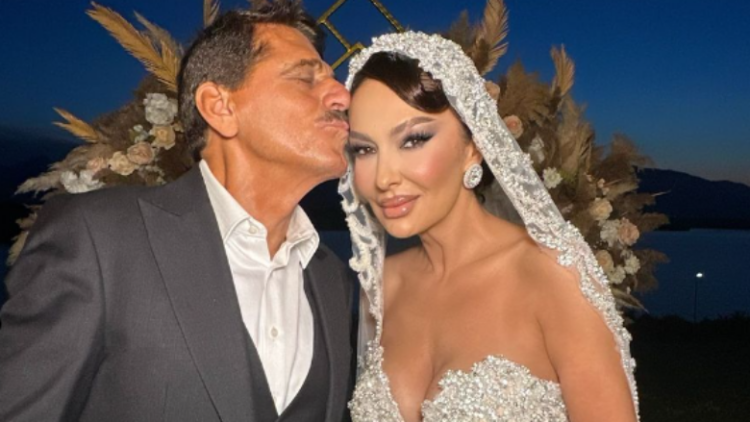 Adelina Ismaili shfaqet e veshur me fustan nusërie