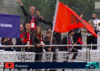 Ceremonia hapëse e Paris 2024, flamuri kuqezi mbahet nga notarja 16-vjeçare dhe mundësi çeçen