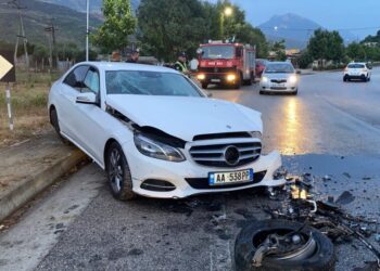 Aksident në Memaliaj, bllokohen 4 persona brenda makinave