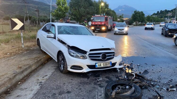 Aksident në Memaliaj, bllokohen 4 persona brenda makinave
