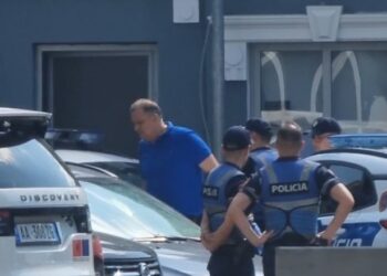 Me pranga në duar, momenti kur Ilir Beqaj futet në Policinë e Tiranës! Dalin pamjet