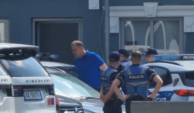 Me pranga në duar, momenti kur Ilir Beqaj futet në Policinë e Tiranës! Dalin pamjet