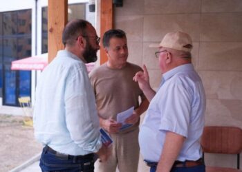 Protesta e 11 korrikut/ PD shpërndan derë më derë fletëpalosje: Bashkohuni në betejë