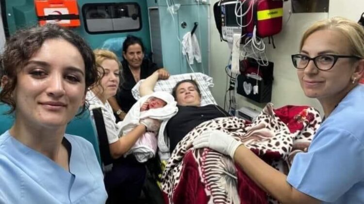 E rrallë në Lezhë! Nëna lind beben e saj në ambulancë…