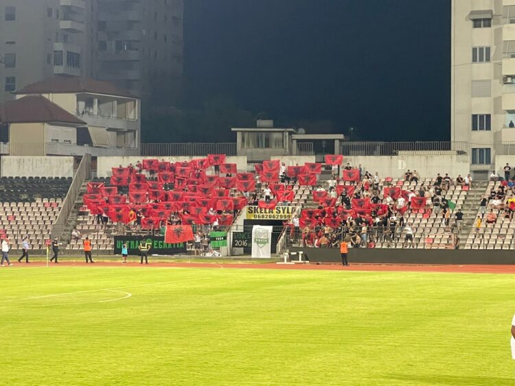 Racizmi i boshnjakëve në duelin e parë, tifozët e Egnatias i “kundërpërgjigjen” me flamuj kuqezinj