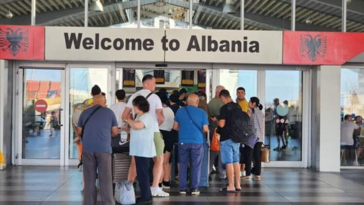 Fluks i lartë në portin e Durrësit, mbi 14 mijë persona kanë hyrë në Shqipëri vetëm gjatë fundjavës