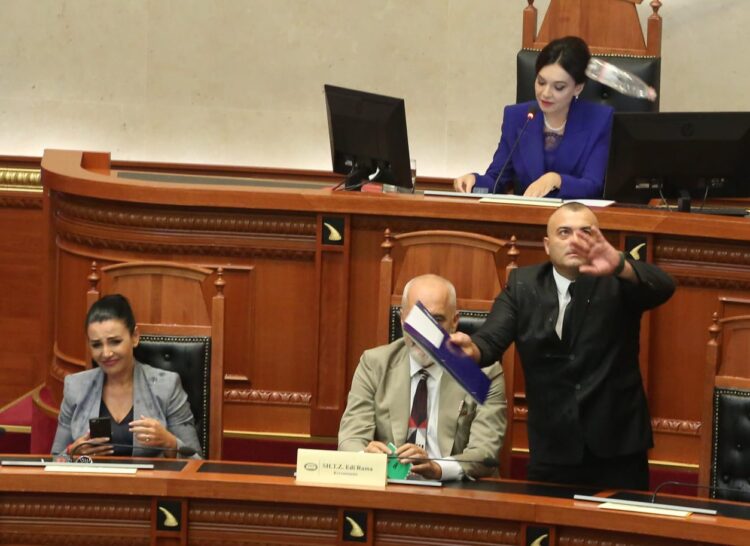 Gardisti hidhet si portier dhe mbron Ramën nga shishja që fluturoi drejt tij, ja cili deputet qëlloi