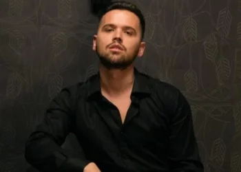 FOTO/ Ylli Limani me një bionde misterioze, teksa kalon pushimet në jug të Shqipërisë