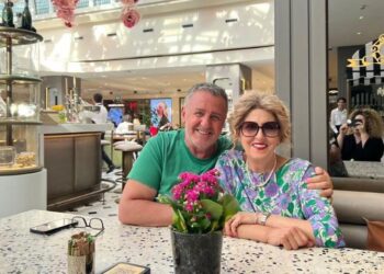 Agron Llakaj përlot me dedikimin për bashkëshorten e ndjerë: Porosis gjithmonë dy kafe, kthej kokën…