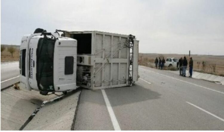 Vdes shoferi, humb kontrollin e kamionit dhe rrokulliset poshtë rrugës