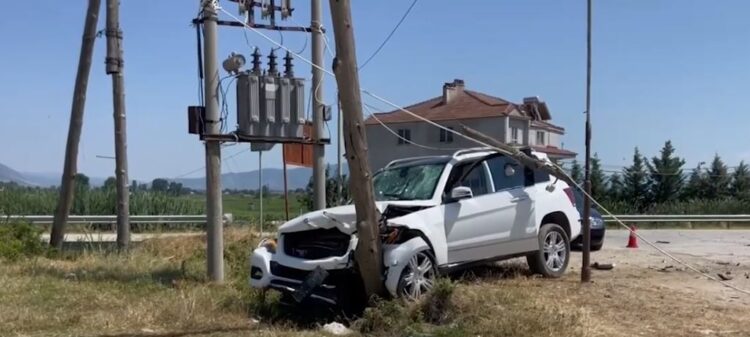 Korçë/ Dy makina përplasen me njëra-tjetrën, njëra përfundon në shtyllën elektrike