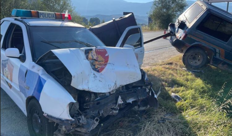 Makina e policisë përplaset me një tjetër mjet në Maliq-Pogradec, lëndohet efektivi i rrugores