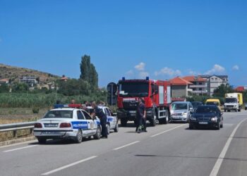 Aksident në aksin Lin-Pogradec, makina përplaset me zjarrfikësen