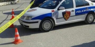 E dehur në timon, 26-vjeçarja nga Tirana merr përpara dy makina