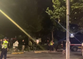 Aksident i rëndë në Tiranë, një makinë përfundon pranë Lanës