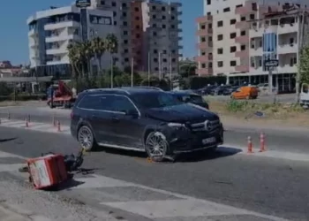 Plagoset motoristi pasi u përplas me një makinë në Durrës