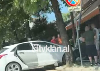 Tiranë/Aksident pranë spitalit të Traumës, makina përfundon në trotuar