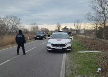 Plagoset 17-vjeçari nga përplasja e motorit me makinën në rrugën Shkodër-Muriqan