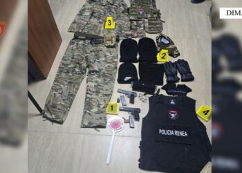 Armë dhe veshje policie në banesë, arrestohet 21-vjeçari nga Fieri