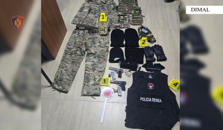 Armë dhe veshje policie në banesë, arrestohet 21-vjeçari nga Fieri