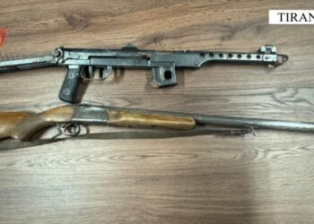 Iu gjet në banesë automatik dhe armë gjahu, arrestohet një person në Tiranë