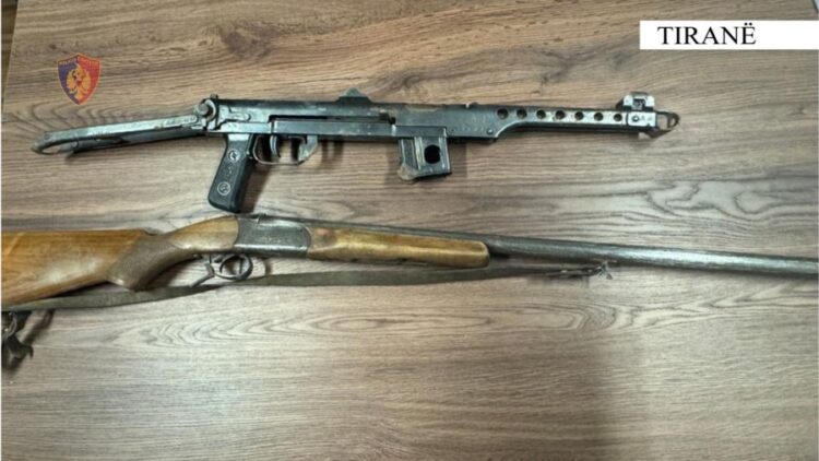 Iu gjet në banesë automatik dhe armë gjahu, arrestohet një person në Tiranë