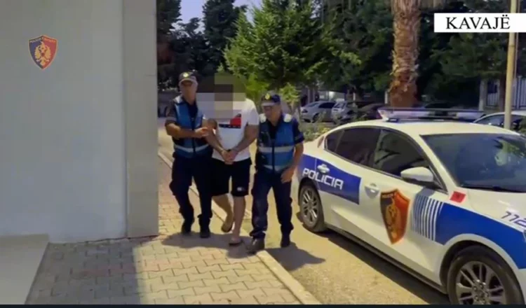 Plagosën me armë zjarri 43-vjeçarin në Kavajë, arrestohet një prej autorëve